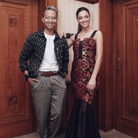 Didiet mengaplikasikan motif asli buat perajin lokal. Sedangkan, benang emasnya merupakan pilihan Didiet. Kami memilih benang emas karena merepresentasikan Svarna (label Didiet) yang berarti emas. Dan juga menggambarkan harapan agar ini menjadi awal tahun keemasan bagi tekstil tradisional di kancah internasional, kata Didiet. Foto: Dok. Didiet Maulana