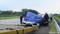 Damar menuturkan peristiwa berawal saat keempat mobil melaju dari arah Cikopo menuju Palimanan. Karena ada penyempitan jalan di lajur cepat, mobil Lexus yang berada di barisan keempat menabrak bagian belakang mobil HR-V. Brukk! Kecelakaan tak terhindarkan. (Foto: Dian Firmansyah/detikcom)