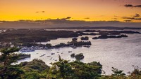 Di sekitar Teluk Matsushima ada sekitar 260 pulau kecil yang ditumbuhi pohon pinus di berbagai sisinya. Panoramanya begitu memanjakan mata (Thinkstock)