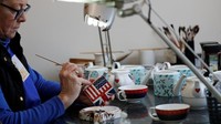 Bentuk dan motifnya bermacam-macam. Namun satu hal yang terlihat yakni ada tulisan Princess Harry and Meghan Markle Royal Wedding. 