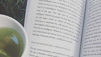 Saat sedang santai Velove memilih untuk membaca buku sambil minum teh hijau hangat. Pasti bikin suasana hati tenang dan nyaman. Foto: Instagram @vaelovexia
