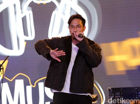 Adrian Khalif saat tampil di d'HOT Music Day 2018.