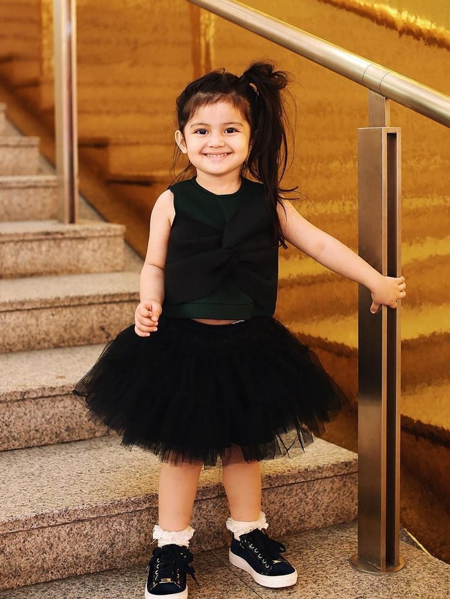 Walaupun belum menginjak usia lima tahun, tapi ia sudah memiliki program reality show sendiri yang diberi judul Little Princess Aaisyah. Foto: Instagram