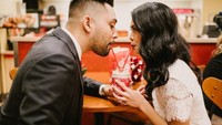 Duh, minum secangkir berdua juga bisa jadi istimewa kalau dilakukan bersama orang terkasih. Gimana? Tertarik mencoba untuk foto prewedding di supermarket, juga? Foto: evanrphotography