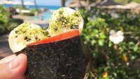 Di Aulani Disney Resort & Spa, Anda bisa mencicipi musubi dengan bentuk karakter Mickey Mouse ditemani hamparan laut Hawaii yang indah. Foto: Istimewa