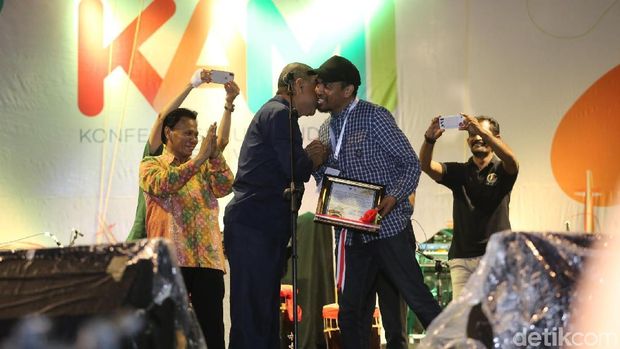 Glenn Fredly saat menerima penghargaan dari Pemerintah Kota Ambon