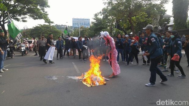 Tolak UU MD3, Mahasiswa Semarang Bakar Pocongan di Tengah Jalan