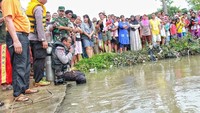 Seorang bocah laki-laki bernama Rohim (12) yang hilang tenggelam di Kali Cikarang, Kabupaten Bekasi, Jawa Barat, akhirnya ditemukan. Rohim ditemukan tewas di kali penuh sampah tersebut. (@yondpeloporpmj/Instagram)