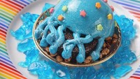 Gimana ya rasanya menyantap dessert ubur-ubur warna biru ini? Nggak perlu khawatir karena dessert ini tidak dibuat dengan ubur-ubur sungguhan. Foto: Instagram kawaiimonstercafe