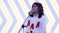 Suara merdu dan penampilan manisnya membuat penonton terbuai.