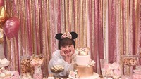 Kalau yang ini deretan kue menggemaskan yang menemani pesta ulang tahun Haruka. Mengusung konsep Mickey Mouse, kuenya kelihatan lucu dan cantik. Foto: Instagram @haruuuu_chan