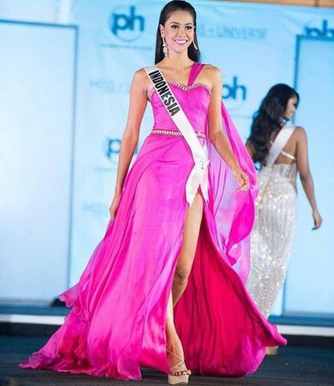 Bunga Jelitha mewakili Indonesia di ajang Miss Universe 2017 di Las Vegas pada November 2017. Ini adalah aksi Bunga saat hari penjurian Miss Universe 2017. Untuk sesi penjurian gaun malam, wanita 26 tahun itu memesona dengan busana rancangan Andreas Odang. Foto: Dok. Instagram