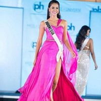 Bunga Jelitha mewakili Indonesia di ajang Miss Universe 2017 di Las Vegas pada November 2017. Ini adalah aksi Bunga saat hari penjurian Miss Universe 2017. Untuk sesi penjurian gaun malam, wanita 26 tahun itu memesona dengan busana rancangan Andreas Odang. Foto: Dok. Instagram