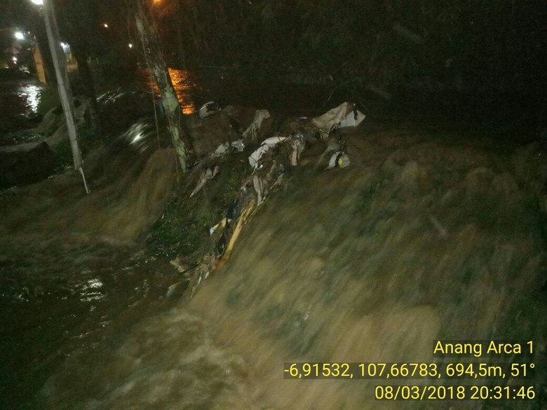 Tanggul Sungai Cikiley Bandung Jebol, Rumah Warga Terendam Banjir Tanggul Sungai Cikiley Bandung Jebol, Rumah Warga Terendam Banjir