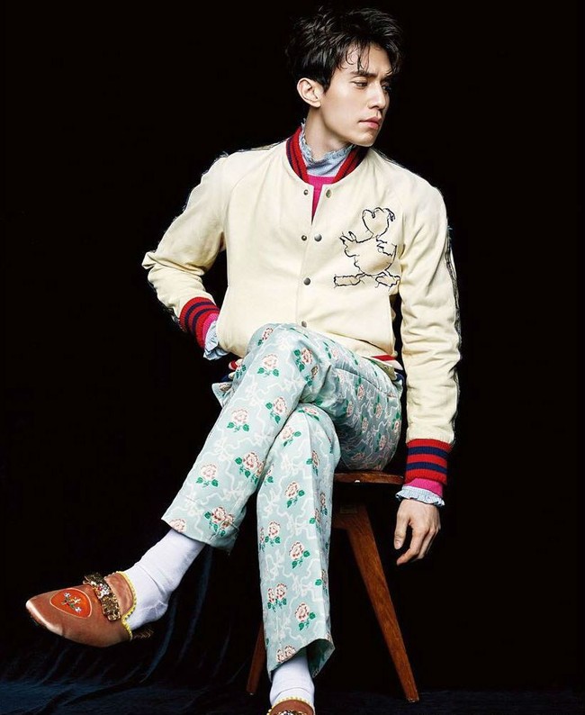 Gaya nyentrik Lee Dong Wook dengan celana motif floral untuk Elle Men. Foto: Instagram