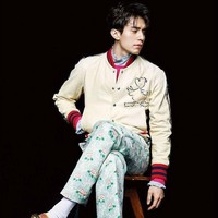 Gaya nyentrik Lee Dong Wook dengan celana motif floral untuk Elle Men. Foto: Instagram