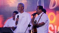 Budi Karya Sumadi, Ganjar Pranowo sertas Olala Band tampil di dHOT Music Day 2018 di Kuningan City, Jakarta Selatan pada Jumat (9/3).