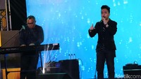 Mereka pun melanjutkan dengan lagu Terakhir Untuk Selamanya.