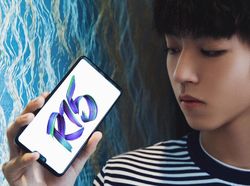 Penampakan Oppo R15  Dalam Genggaman