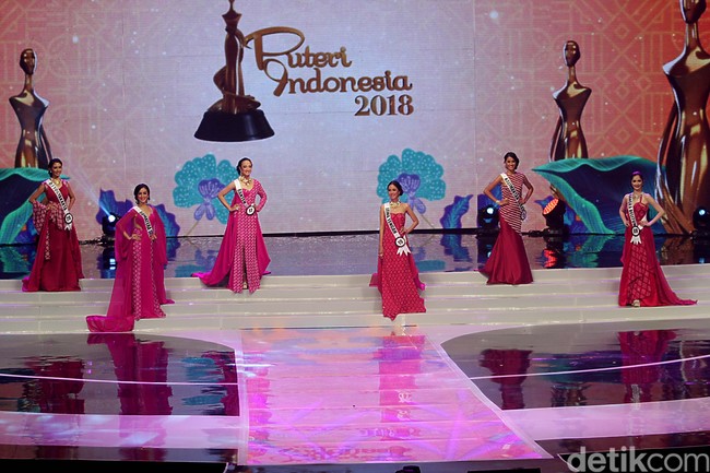 Dilla Fadiela (D.I Yogyakarta), Sonia Fergina (Bangka Belitung), Berliana Permatasari (Sumatera Selatan), Wilda Octaviana (Kalimantan Barat), Kidung Paramadita (Jawa Tengah), dan Vania Fitryanti (Banten) adalah enam finalis yang memakai gaun berbahan tenun Garut karya Didiet Maulana. Foto: Muhammad Abduh/Wolipop