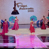Dilla Fadiela (D.I Yogyakarta), Sonia Fergina (Bangka Belitung), Berliana Permatasari (Sumatera Selatan), Wilda Octaviana (Kalimantan Barat), Kidung Paramadita (Jawa Tengah), dan Vania Fitryanti (Banten) adalah enam finalis yang memakai gaun berbahan tenun Garut karya Didiet Maulana. Foto: Muhammad Abduh/Wolipop