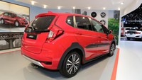 Dan di bagian belakang juga ada spoiler yang dibalut dengan kelir berwarna perak. Foto: Carscoops