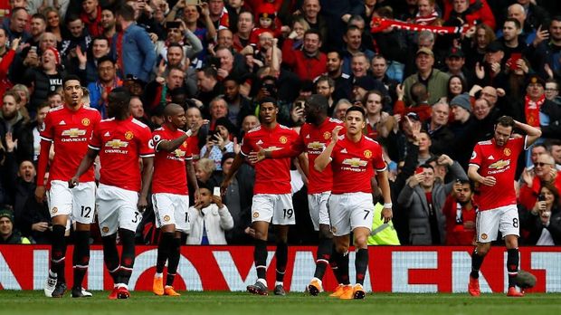 Manchester United mampu bertahan di peringkat kedua Liga Primer Inggris.