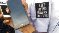 Menelusuri bagian tangan kemeja Sandi terlihat tulisan Keep Flying Hawks Forever. (Foto: Samsdhuha Wildansyah-detikcom)