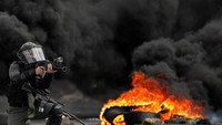 Bentrokan terjadi antara demonstran Palestina dan tentara Israel, pada Jumat (9/3) waktu setempat. REUTERS/Mohamad Torokman.