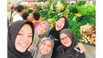 Bikin Adem! Ini Pose Dewi Sandra Sedang Masak dan Nikmati Makanan Favorit