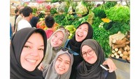 Hari Minggu saatnya Dewi pergi ke pasar. Ia bersama teman-temannya mencari aneka buah dan sayur segar. Seru juga ya ke pasar bareng teman? Foto: Instagram Dewi Sandra
