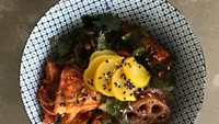 Nadya juga hobi masak. Kali ini ia membuat hidangan semangkuk nasi yang disajikan bersama kimchi dan sayuran lain. Terlihat enak ya, yummy! Foto: instagram @nadyahutagalung