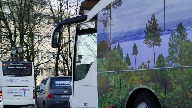 Bus bergambar panorama Danau Toba