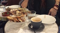 Bersama sahabatnya, Nadya berpose di depan meja berisi banyak makanan. Ada roti, keju, wine hingga kopi. Kira-kira mana yang habis disantap Nadya? Foto: instagram @nadyahutagalung