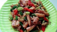 Yuk, siapkan nasi putih hangat. Pengguna Instagram @y2h_alya mengolah oseng cumi pete. Hmm aromanya sedap dan pasti rasanya enak. Mau coba? Foto: Instagram @y2h_alya.