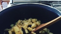 Potongan apel ini akan diolah Dewi jadi Apple Crumble. Dulu Dewi mengaku anti masak, tapi ia diajarkan ibunya untuk mau belajar masak, terlebih saat sudah jadi istri. Foto: Instagram Dewi Sandra