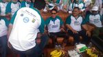 Potret Sandiaga Jalan Santai Mengenal Alam Condet