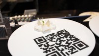Tumis cumi diinterpretasikan berbeda oleh Chef Andrian. Barcode ini bukan hiasan tapi benar-benar bisa di-scan. Rasanya gurih karena merupakan bumbu utama cumi yang terbuat salah satunya dari tinta cumi. Foto: Istimewa