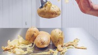 Di mulai sejak 2015, Mattuci membuat akun Instagram @kitchensuspension yang memiliki tema unik dengan mengabadikan foto makanan tanpa gravitasi. Foto: Instagram @kitchensuspension