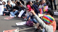 Perwakilan demonstran berorasi.