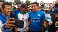Foto: Warga ingin berjabat tangan dan berfoto bersama Sandiaga. Sandiaga pun melayani permintaan warga untuk berfoto bersama. Fotografer: Samsdhuha Wildansyah/detikcom