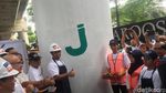 Foto: Anies Ikut Ngecat Mural di JLNT Antasari