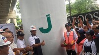Ini huruf J yang dicat Anies sebagai bagian dari mural