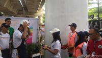 Sebagai tanda peresmian, Anies ikut mengecat salah satu tiang JLNT Antasari. Dia lebih dahulu memakai helm proyek.