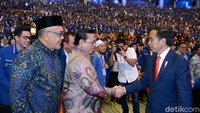 Presiden Jokowi juga bersalaman dengan mantan Menko Kesejahteraan Rakyat (Menko Kesra) Agung Laksono. (Foto: Kris-Biro Pers Setpres/detikcom).
