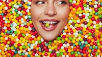 Permen warna-warni ini bisa juga jadi spot foto yang menarik. Setelah berfoto, jangan lupa membersihkan wajah ya. Jika tidak, bisa-bisa nanti dikerubung semut. Foto: Instagram @candytopia