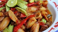 Melalui Instagram @mod_eka, unggahan foto ini sangat pas untuk makan siang. Lihat nih sambal pete cumi bikin ingin nyendok nasi hangat buat makan siang. Mantap! Foto: Instagram @mod_eka.