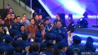 Jokowi memasuki ruangan tempat rapimnas berlangsung yakni di Sentul International Convention Centre, Bogor, Jawa Barat, Sabtu (10/3/2018) pukul 10.00 WIB. Jokowi tampak mengenakan setelan jas warna hitam.