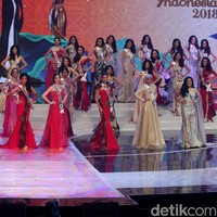 Beraksi di panggung, top 6 finalis Puteri Indonesia 2018 dalam malam final yang digelar di Jakarta Convention Center (JCC), Jumat (9/3/2018) tampil elegan bak burung merak dalam balutan gaun tenun khas Garut rancangan Didiet Maulana. Foto: Muhammad Abduh/Wolipop