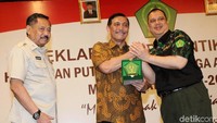 Ketum Hipakad Hariara Tambunan menyerahkan plakat kepada Menko Maritim Luhut Panjaitan.